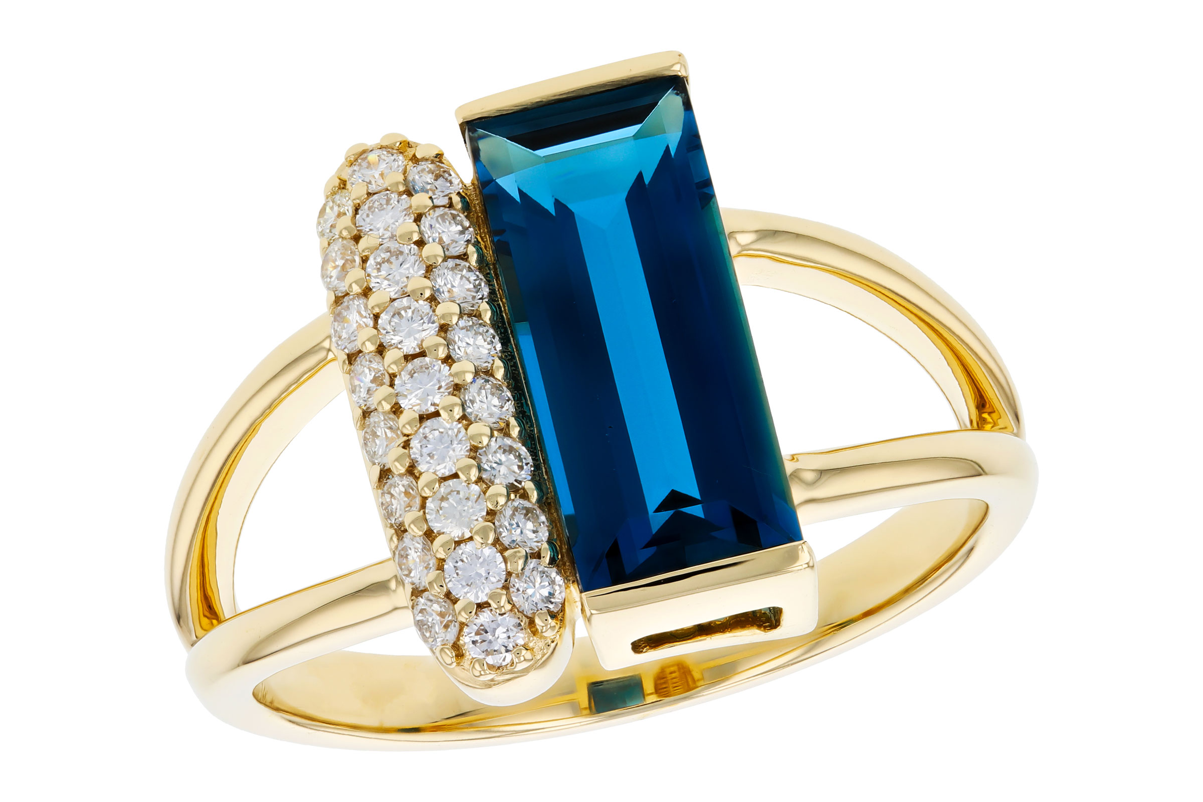 A275-93205: LDS RG 2.67 LONDON BLUE TOPAZ 2.92 TGW (12x5MM BT)